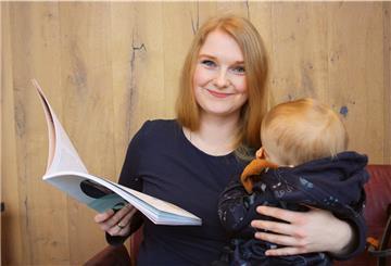 Lena Fehlig mit ihrem Sohn. In Bremerhaven studiert sie Digitale Medienproduktion.