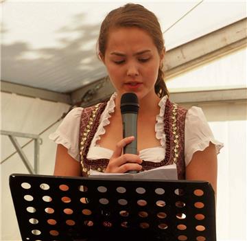 Lena Icken, die stv. Vorsitzende der Sieverner Landjugend, las während des Zeltgottesdienstes aus dem Neuen Testament.