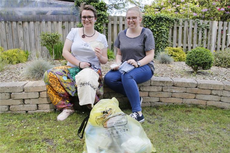 Lena Reinberger (links) und Mayleen Herbach achten in ihrem Alltag darauf, möglichst wenig Müll zu produzieren. Der gelbe Sack füllt sich so bedeutend langsamer. 