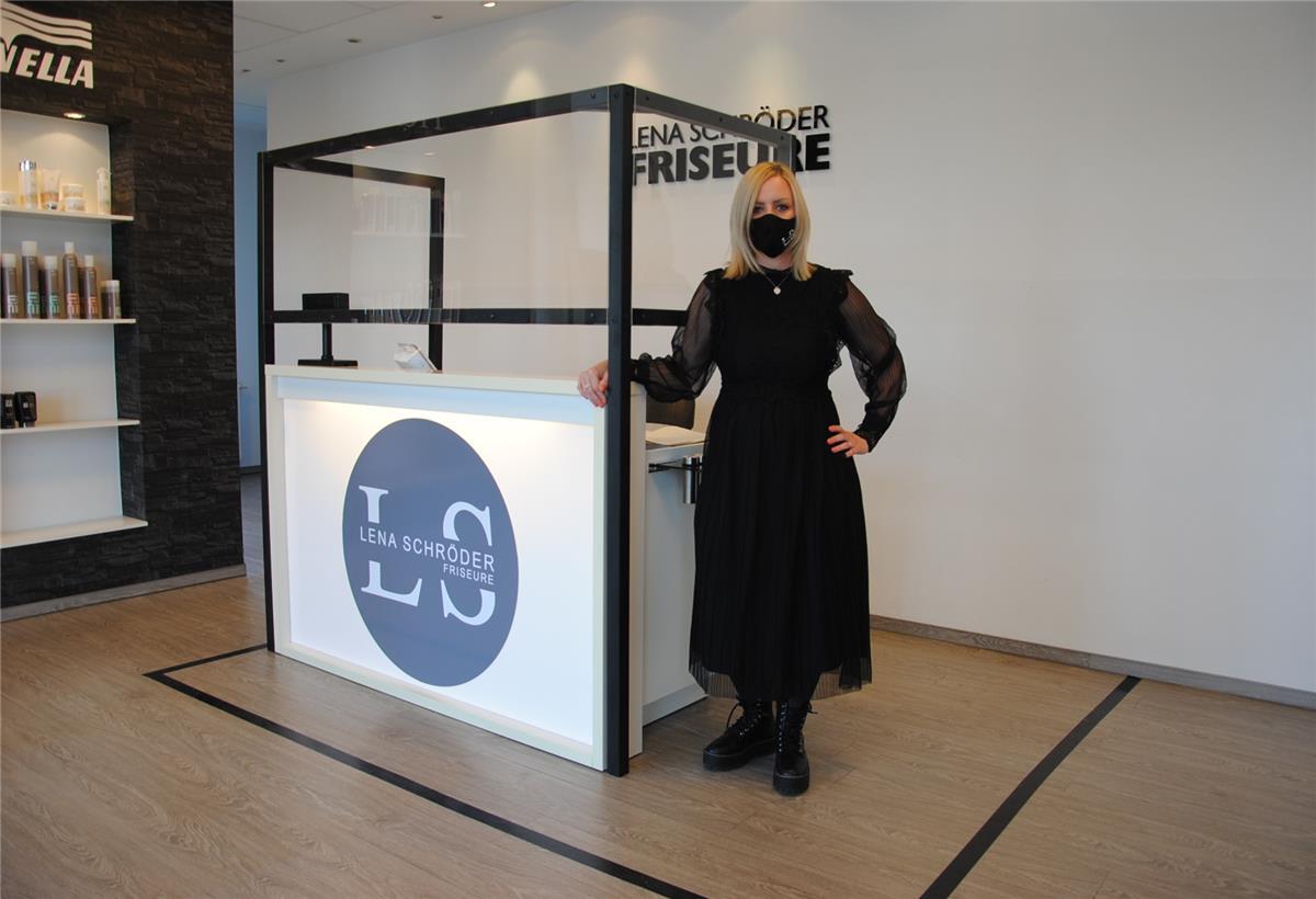 Lena Schröder aus Sittensen ist vorbereitet: Ab Montag dürfen Friseure unter strengen Corona-Bestimmungen wieder Haare schneiden und färben.