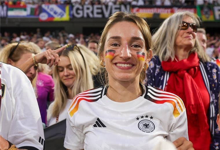 Nagelsmann: Mega-Hype um „seine“ Lena und seinen enthüllten Spitznamen Lena Wurzenberger, Freundin von Deutschlands Bundestrainer Julian Nagelsmann war am Freitag mit Leidenschaft dabei.