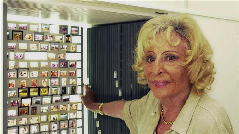 Die Lügen der Leni Riefenstahl Leni Riefenstahl im Dia-Archiv in ihrem Haus (Archivbild).