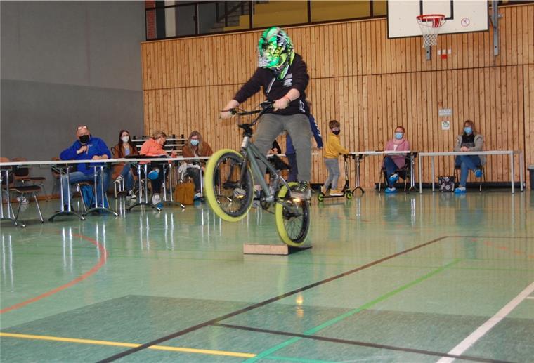 Lennard Sommer zeigte in voller Montur mit seinem BMX-Rad bei der Sitzung, was die Kinder schon eingeübt haben.