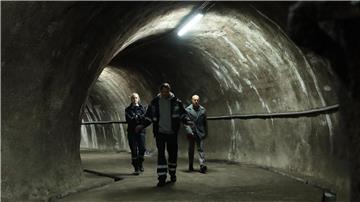 Lennart (Per Kjerstad) zeigt Max Grosz (Heino Ferch, r) und Polizistin Thea Koren (Ingrid Bolsø Berdal) den Svalbard-Saatguttresor.