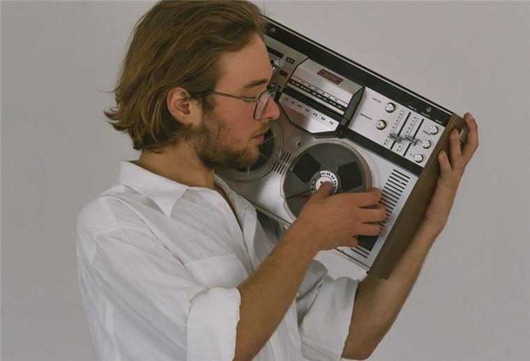 Junger Mann mit Ghettoblaster auf der Schulter