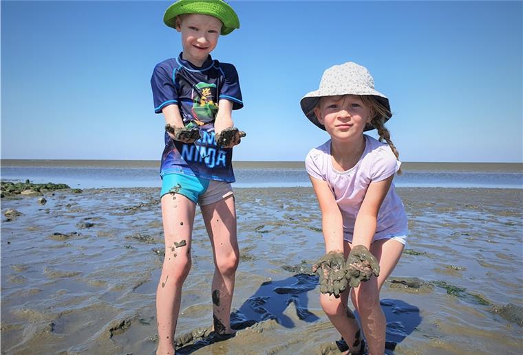 Leon (6) und Mila (6) suchen im Watt nach Krabben, Quallen und Wattwürmern.