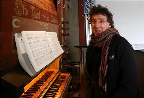 Léon Berben spielt an der 370 Jahre alten Kröger-Orgel in der Langwarder Kirche Stücke für seine neue Doppel-CD ein.