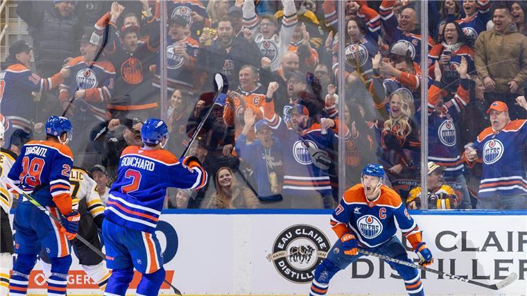Leon Draisaitl bejubelt mit Connor McDavid den Ausgleich gegen die Boston Bruins.