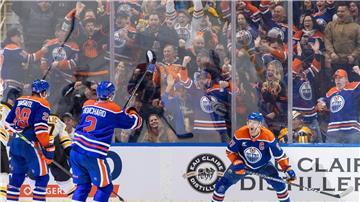 Leon Draisaitl bejubelt mit Connor McDavid den Ausgleich gegen die Boston Bruins.
