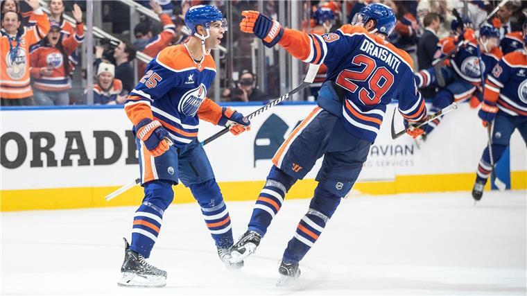 Leon Draisaitl feiert mit Edmontons Siegtorschütze Darnell Nurse.