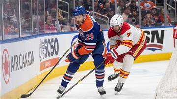 Leon Draisaitl (l.) bereitete zum 53. Mal in dieser Saison einen Treffer der Oilers vor.