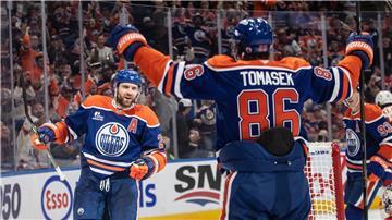 Leon Draisaitl (l) startete mit seinem Anschlusstreffer die Aufholjagd der Edmonton Oilers gegen die Montreal Canadiens.
