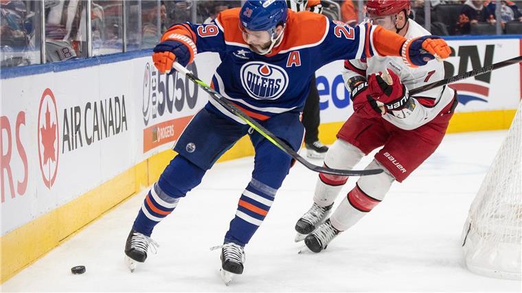 Leon Draisaitl (l) verliert mit Edmonton zum fünften Mal im siebten Spiel.