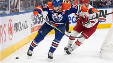 Leon Draisaitl (l) verliert mit Edmonton zum fünften Mal im siebten Spiel.