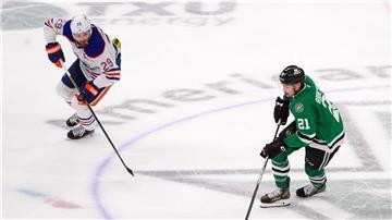 Leon Draisaitl (links) legte beim Sieg gegen die Dallas Stars seinen 13. Assist für die Edmonton Oilers in den laufenden Playoffs auf.