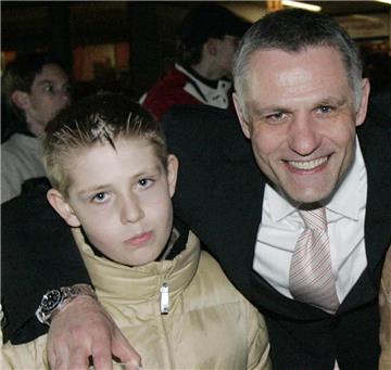 Leon Draisaitl mit seinem Vater Peter im April 2005 bei der Abschlussfeier des REV Bremerhaven.