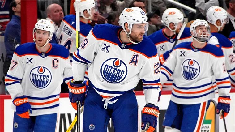 Leon Draisaitl (Mitte) erzielte zwei Tore, verlor mit den Edmonton Oilers jedoch 