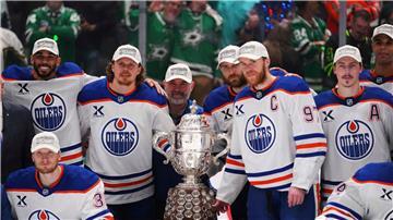 Leon Draisaitl posiert hinter Kapitän Connor McDavid mit dem Pokal für den Sieger der Western Conference.