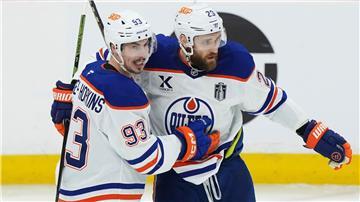 Leon Draisaitl (r) schoss die Oilers erneut zum Sieg in der Verlängerung.