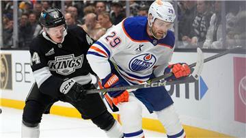 Leon Draisaitl (rechts) steuerte beim 7:4-Sieg seiner Edmonton Oilers gegen die Los Angeles Kings zwei Vorlagen bei.
