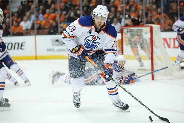 Leon Draisaitl spielt bei den Edmonton Oilers in der NHL. Jetzt soll der Deutsche der Nationalmannschaft helfen.
