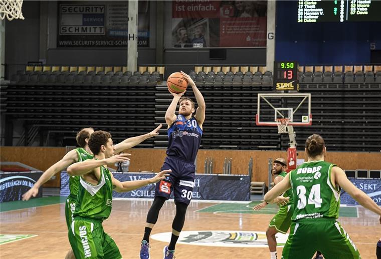 Leon Friederici zeigte wieder eine starke Leistung und steuerte 15 Punkte zum Eisbären-Sieg in Trier bei.