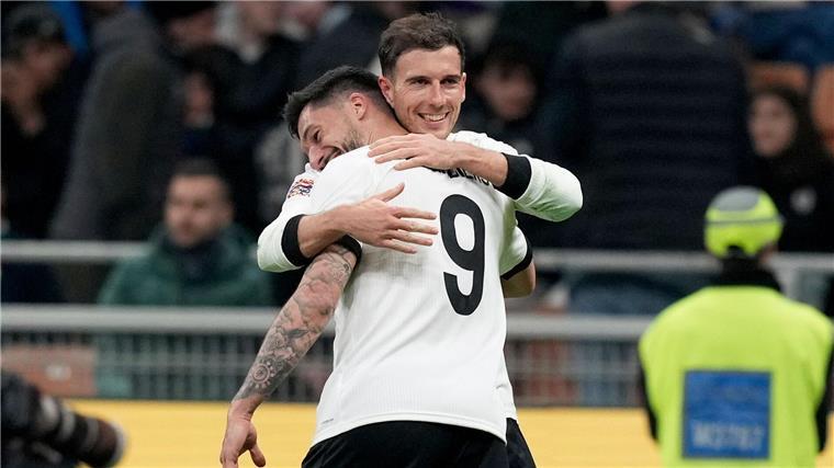 Deutsche Fußballer machen den ersten Schritt Leon Goretzka (hinten) köpfte den Ball zum 2:1 ins Tor.