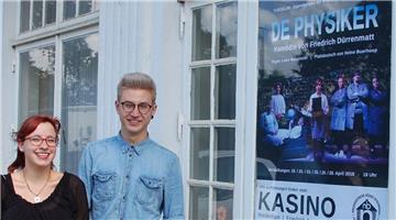 Leon Nungesser und sein Schützling Katja Kramer aus dem Tusculum-Team arbeiten derzeit intensiv an der Vorbereitung für das Stück „De Physiker“ von Friedrich Dürrenmatt, das im nächsten April im Kasino in Friedrich-August-Hütte Premiere feiern soll.