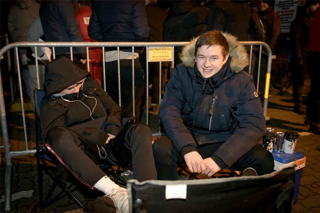 Leon und Niclas warten in der Nacht bei Kälte auf den Verkaufsstart. Foto: Masor...