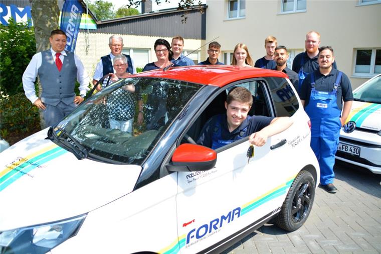 Bad Bederkesa: Firma stellt ihren Azubis 15 Autos zur Verfügung Leon Weinreich (vorne) darf den Schlüssel ins Schloss stecken und mit "seinem" Azubimobil von Hof fahren. Mit ihm freuen sich Andrea Baumgarten (4. von links), Juniorchef Philipp Baumgarten (5. von links), Azubi-Kollegen und Vertreter der zuliefernden Firmen.