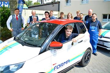 Leon Weinreich (vorne) darf den Schlüssel ins Schloss stecken und mit "seinem" Azubimobil von Hof fahren. Mit ihm freuen sich Andrea Baumgarten (4. von links), Juniorchef Philipp Baumgarten (5. von links), Azubi-Kollegen und Vertreter der zuliefernden Firmen.