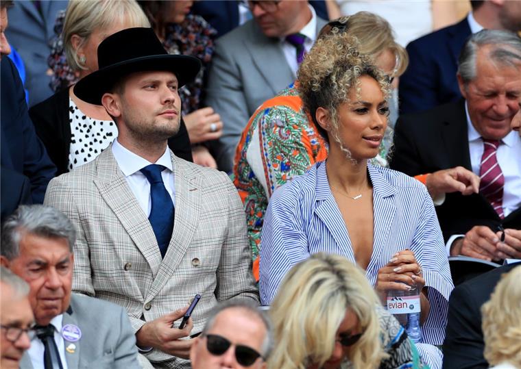 Leona Lewis, Sängerin aus Großbritannien, sitzt mit ihrem Lebensgefährten Dennis Jauch im Publikum beim Tennis-Turnier in Wimbledon.