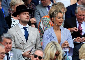 Leona Lewis, Sängerin aus Großbritannien, sitzt mit ihrem Lebensgefährten Dennis Jauch im Publikum beim Tennis-Turnier in Wimbledon.
