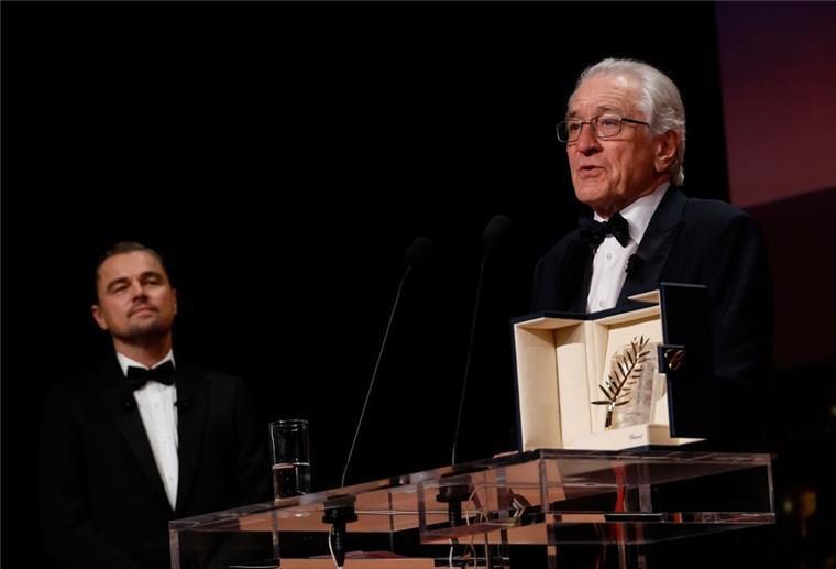 Leonardo DiCaprio (l) verfolgt die Rede von Robert De Niro im Festivalpalast.