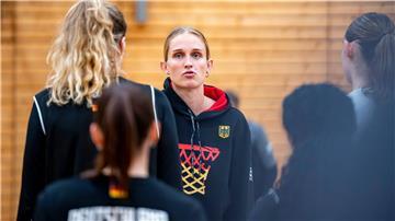 Leonie Fiebich im Kreise der Nationalmannschaft.