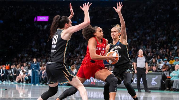Fiebich zum Playoff-Start: Bestes WNBA-Spiel ihrer Karriere Leonie Fiebich (rechts) hatte zum Start in die Playoffs das beste WNBA-Spiel ihrer Karriere.