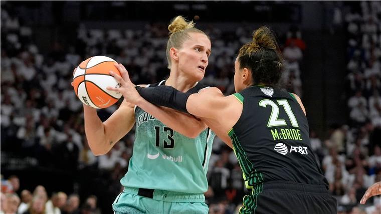 Fiebich und Sabally einen Sieg von Titel entfernt Leonie Fiebich spielt in den WNBA-Finals eine ganz starke Rolle für die New York Liberty.