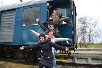 Leonie (von oben nach unten), Antonia, Abdu, Rebvar, Asrin und Parwin nutzen das Angebot, sich in Theater und Tanz mit ihrer Lebenswelt auseinanderzusetzen und neue Ideen und Visionen vom Zusammenleben zu entwickeln. Viel Spaß ist dabei garantiert. Foto Scheiter