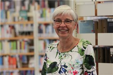Leonore Holsten steht vor Regalen in der Schul- und Samtgemeindebücherei in Tarmstedt. Reinhuschen, Bücher schnappen und wieder weg, das war einmal, sagt die langjährige Leiterin der Bücherei. Inzwischen verbringen die Besucher dort viel Zeit. Eine Entwicklung, die nur durch viele engagierte Menschen und im Zusammenspiel mit Förderverein, Schule und Politik möglich gewesen sei, wie sie betont.