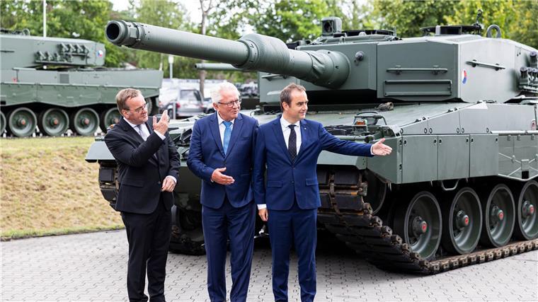 Leopard im Rücken, Zukunft im Blick: Pistorius (v. l.), Papperger und Lecornu bei Rheinmetall in Unterlüß.