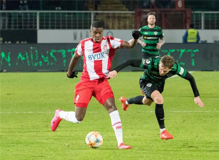 Leroy Kwadwo (links) ist erschüttert: Kurz vor dem Ende des Drittliga-Spiels zwischen Preußen Münster und den Würzburger Kickers kommt es zu einer rassistischen Beleidigung auf der Tribüne. In Münster entschuldigten sich die Gastgeber bei Kwadwo und den Gästen aus Würzburg. 