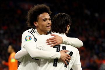 Leroy Sané bejubelt mit Nico Schulz seinen Treffer zum 1:0 gegen die Niederlande.