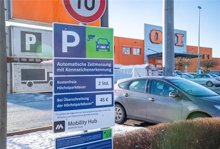 Schilder erklären die Parkregelung bei Obi.