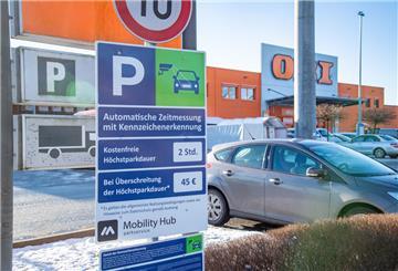 Schilder erklären die Parkregelung bei Obi.