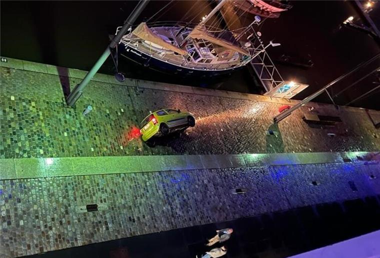 Auto stürzt in den Havenwelten in Bremerhaven in die Tiefe Leser Alexander Lörbs hat uns dieses Foto von dem Unfall zugeschickt.