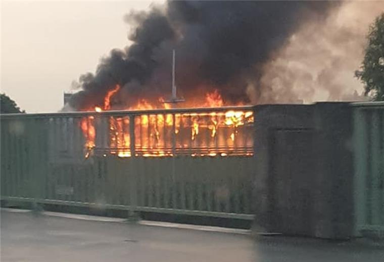 Leserfoto von Andre Helken. Das Vereinsheim steht in Flammen.