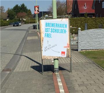 Leserin Kerstin Kiel hat uns dieses Foto geschickt: Sie ärgert sich, dass auf dem Lotjeweg Wahlplakate mitten auf dem Radweg platziert wurden.