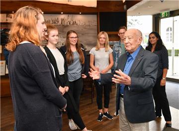 Leslie Schwartz zu Besuch im Deutschen Auswandererhaus. Hier trifft er die Schollschüler, die seine Biografie erarbeitet haben.