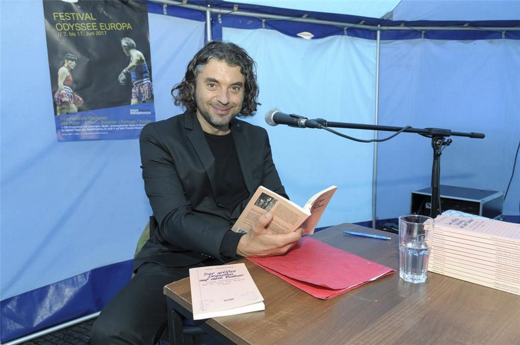 Lesung „Der größte Orgasmus auf dem Balkan“ mit Veso Portarsky (Bulgarien) beim Festival Odyssee Europa im Festivalzelt Theodor-Heuss-Platz. Foto: Masorat