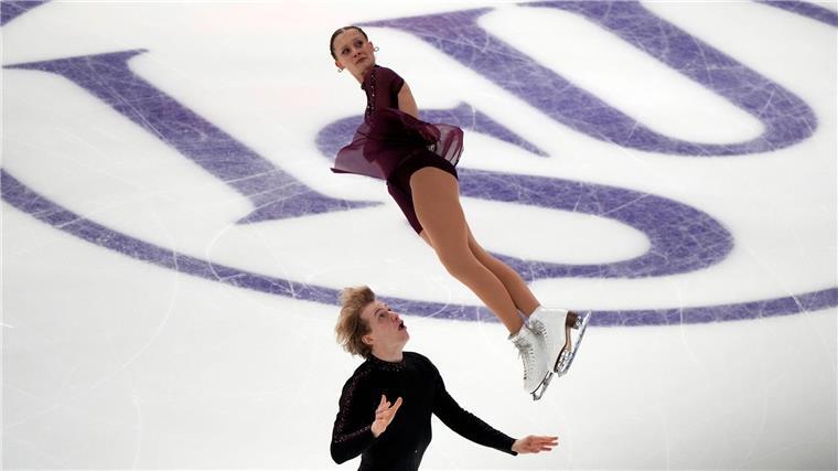 Letizia Roscher und Luis Schuster haben sich bei der Europameisterschaft in Tallinn für die Kür der Paare qualifiziert.